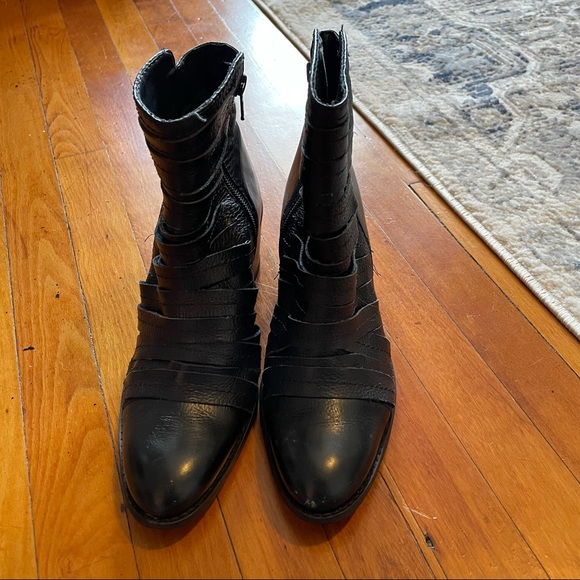 Two Lips black Women's 6 Strappy Leather Black Booties Boots - Picture 1 of 6